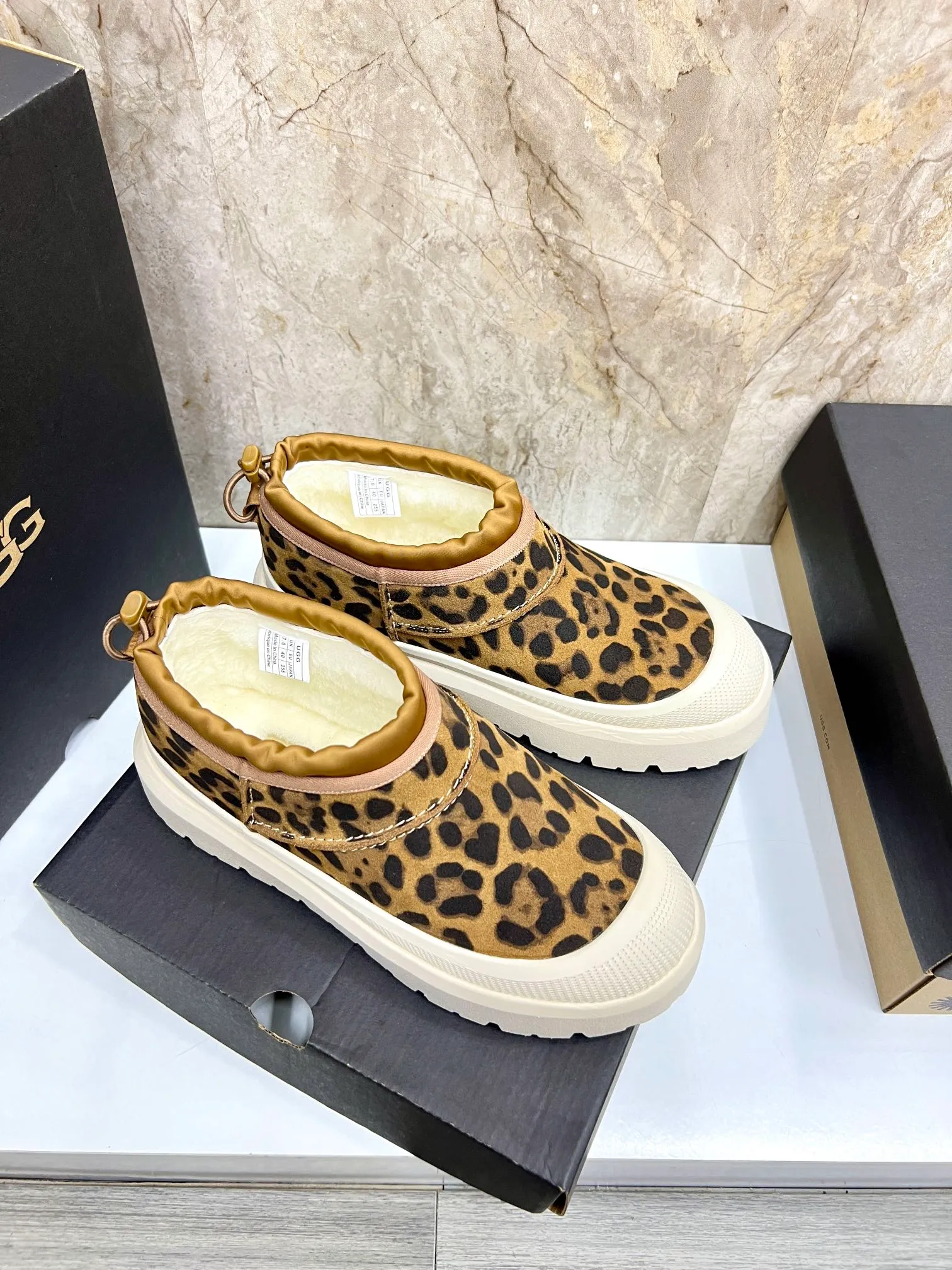Men's men's shoes💰: 💰540💰Couple model👫 UGG Tasman Weather Hybrid one-second snow boots👢 Wang Yibo's same 👏 classic Tasman shoe is designed with environmentally friendly waterproof and snowproof material, which is both fashionable and functional. At the same time, it is paired with the new UGG Keen furry color-blocked jacket. Bright orange and maroon collide to create a new light outdoor style and open up a new travel experience in early autumn! Using the best materials, the 17mm fur-integrated surface is warmer and more breathable, and the outsole is upgraded to a lightweight and wear-resistant light wing technology outsole! Size: Women’s size 35-40 / Men’s size 38–44 (45 customized) Official website color